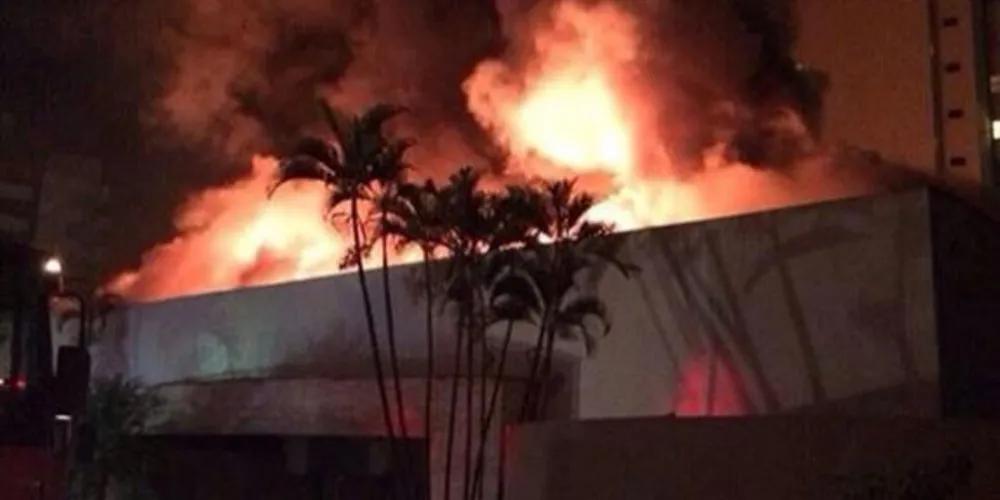 Imagem ilustrativa da imagem Incêndio destrói tradicional boate em Londrina