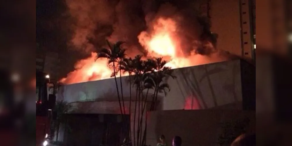 Imagem ilustrativa da imagem Incêndio destrói tradicional boate em Londrina