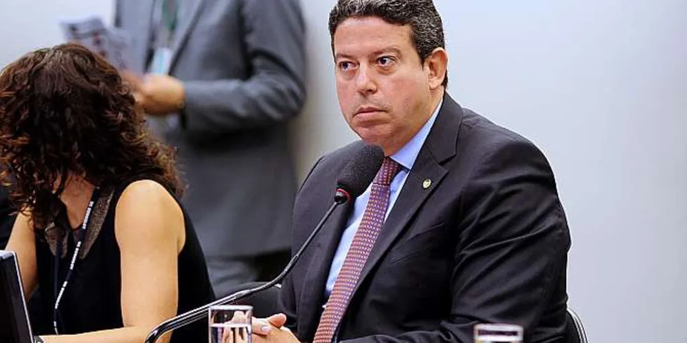 Imagem ilustrativa da imagem CCJ adia análise de proposta que reduz maioridade penal