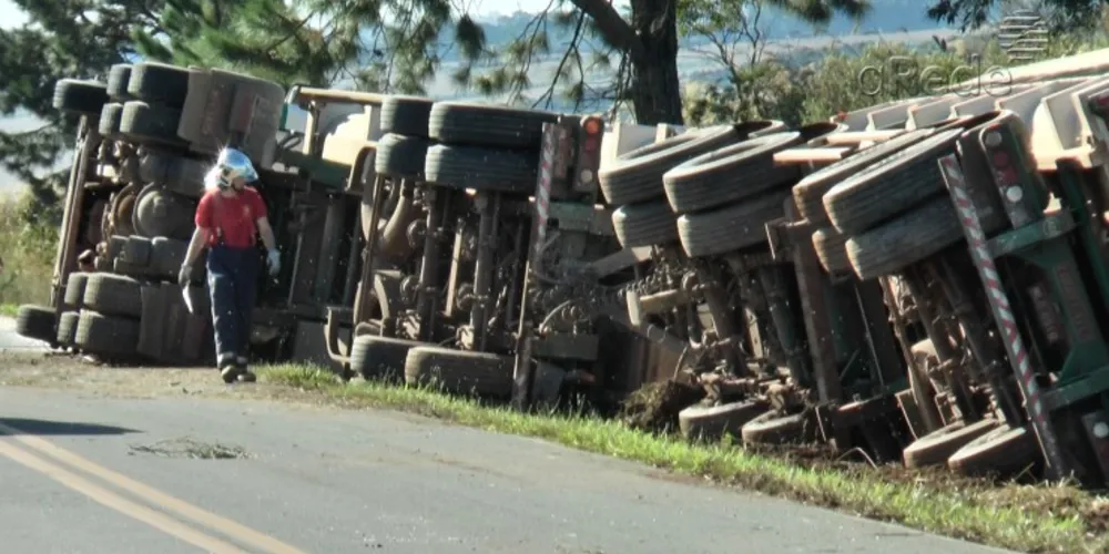 Imagem ilustrativa da imagem Motorista morre após tombamento de carreta na BR-277