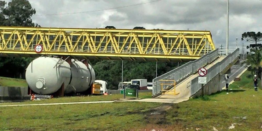 Imagem ilustrativa da imagem Caminhão enrosca em passarela na BR-116, em Curitiba