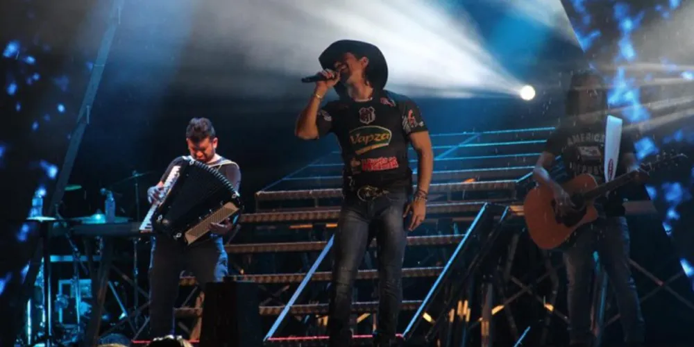 Imagem ilustrativa da imagem Munhoz e Mariano vestem camisa do Caramuru em show