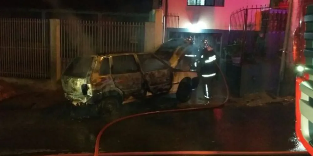 Imagem ilustrativa da imagem Vândalos ateiam fogo em carro estacionado em Telêmaco