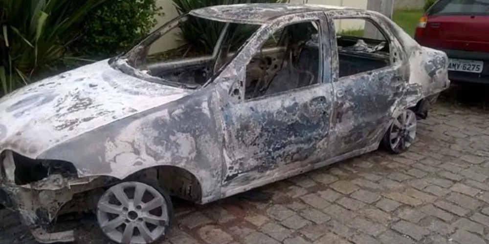 Imagem ilustrativa da imagem Polícia encontra corpo carbonizado dentro de carro