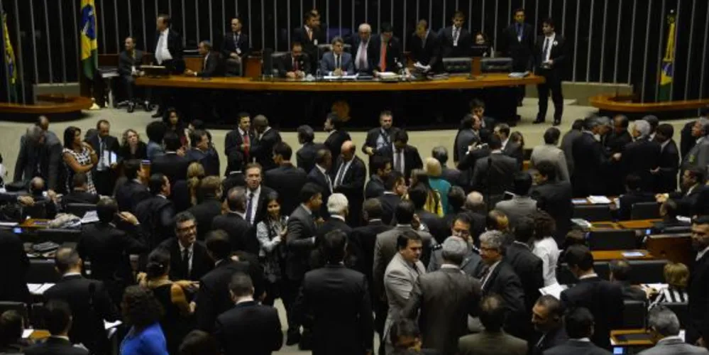 Imagem ilustrativa da imagem Congresso triplica verba de partidos no orçamento