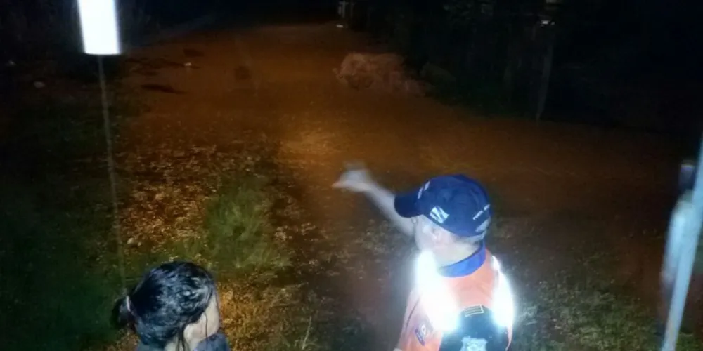 Imagem ilustrativa da imagem Defesa Civil promove limpeza de arroio na Vila Cipa