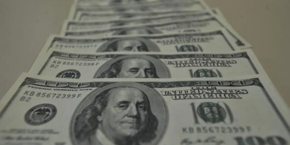 Imagem ilustrativa da imagem Dólar encerra a semana a R$ 3,24, maior cotação em 12 anos