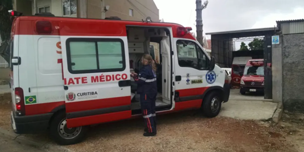 Imagem ilustrativa da imagem Caminhão desgovernado atropela mecânico em Curitiba