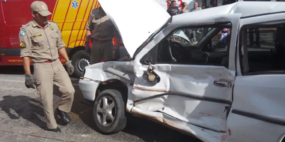 Imagem ilustrativa da imagem Motorista ferida ao ser atingida por ônibus em cruzamento