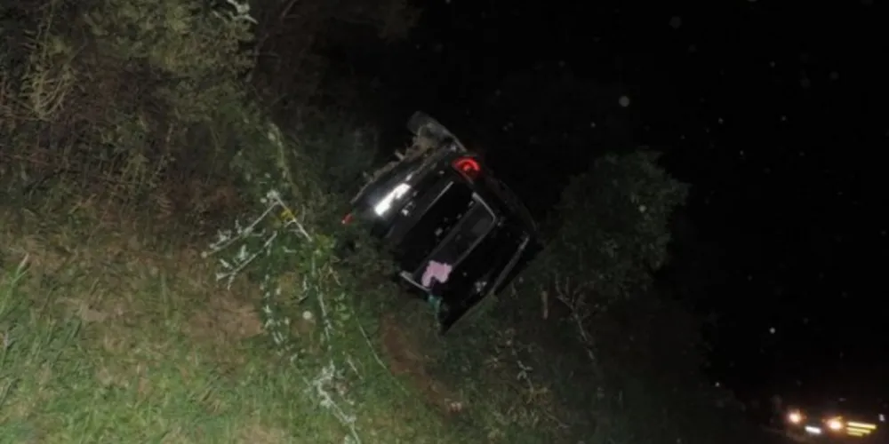 Imagem ilustrativa da imagem Carro fica pendurado em barranco após acidente