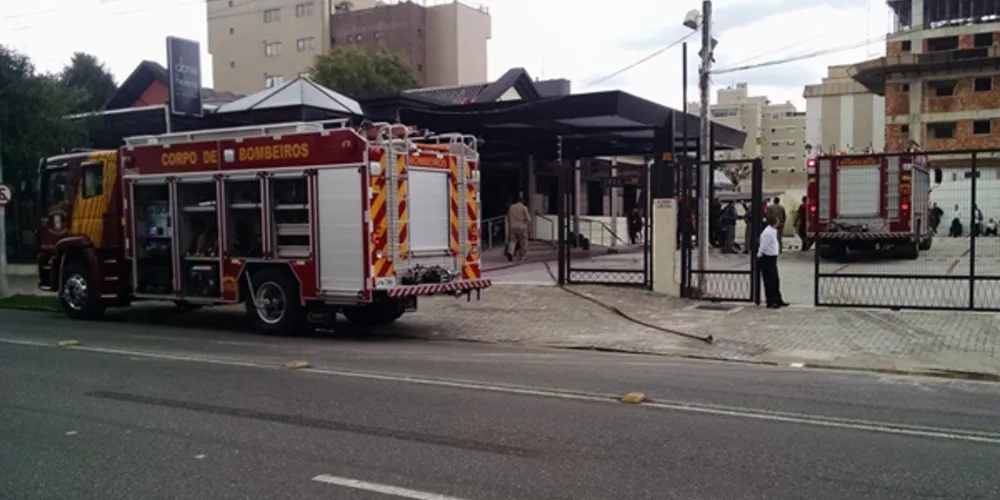 Imagem ilustrativa da imagem Curto circuito mobiliza bombeiros a incêndio em restaurante