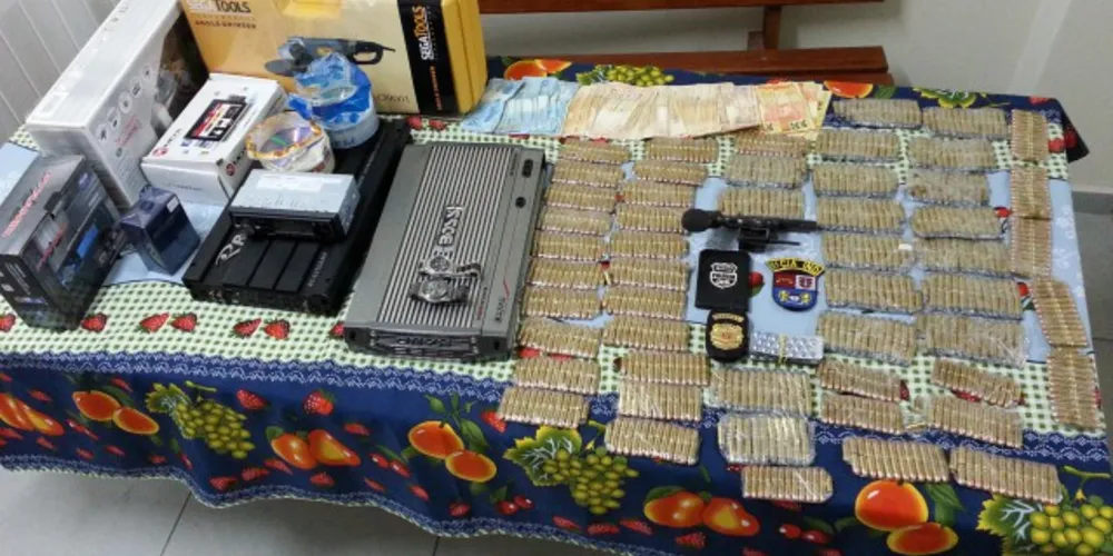 Imagem ilustrativa da imagem Policiais da Lapa apreendem armas e drogas em operação