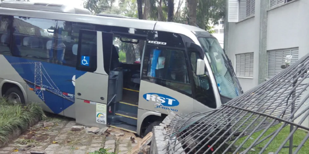 Imagem ilustrativa da imagem Micro-ônibus invade prédio após bater contra carro em esquina