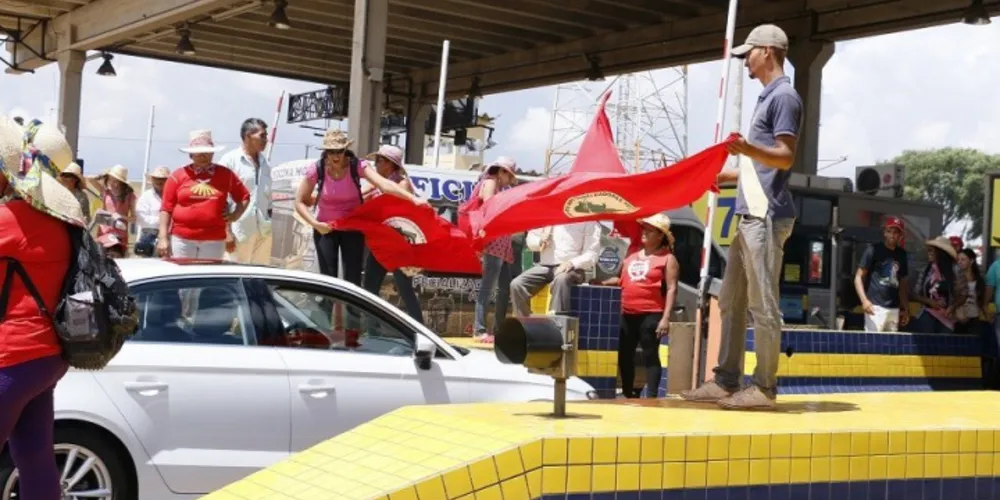 Imagem ilustrativa da imagem Movimentos sociais bloqueiam rodovias do Paraná