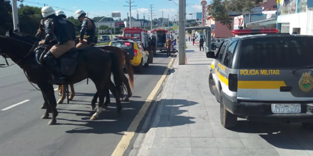 Imagem ilustrativa da imagem Carro passa atirando e atinge pedestre em Curitiba