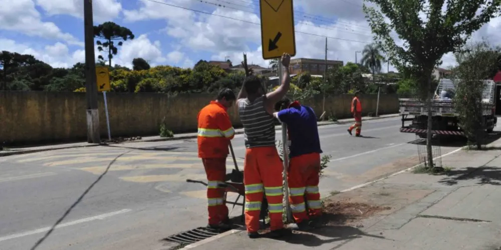 Imagem ilustrativa da imagem Ruas de Piraí do Sul recebem novas placas de sinalização