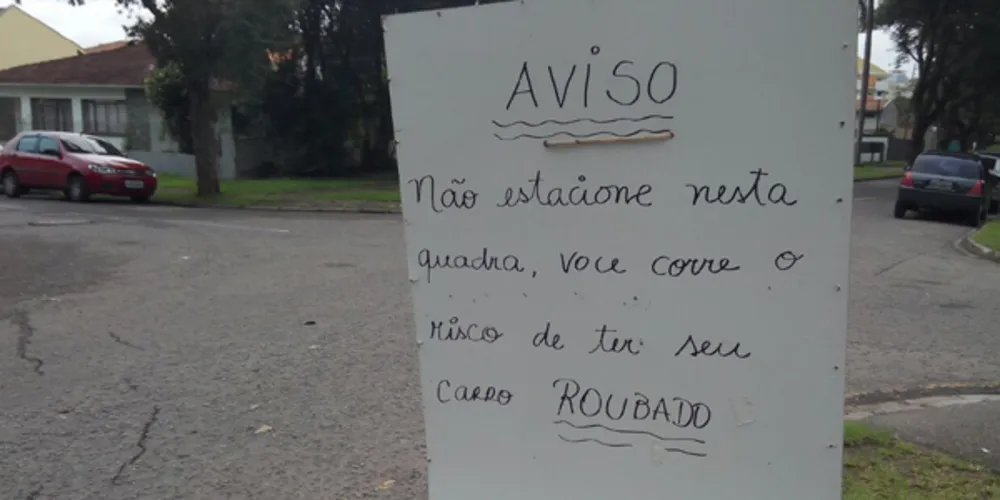 Imagem ilustrativa da imagem Cansados de roubos, moradores alertam motoristas com placa