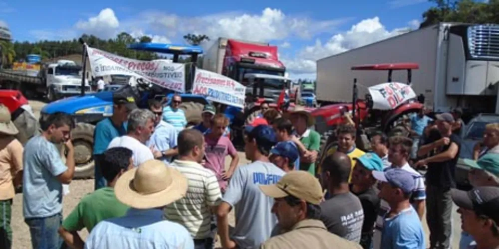 Imagem ilustrativa da imagem Fumicultores bloqueiam PR-151 durante protesto