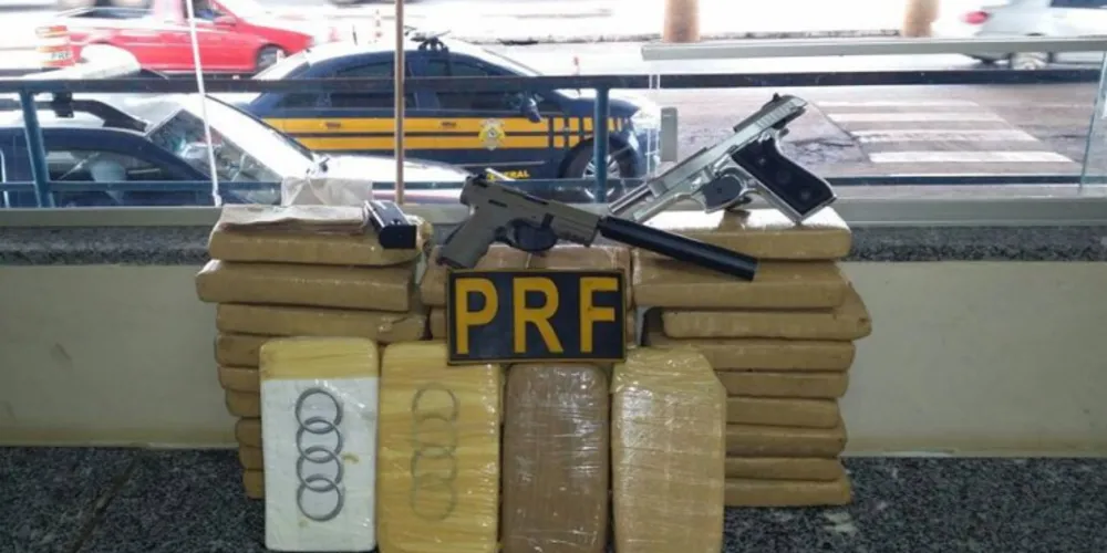 Imagem ilustrativa da imagem PRF prende empresário com pistolas e 24 kg de drogas