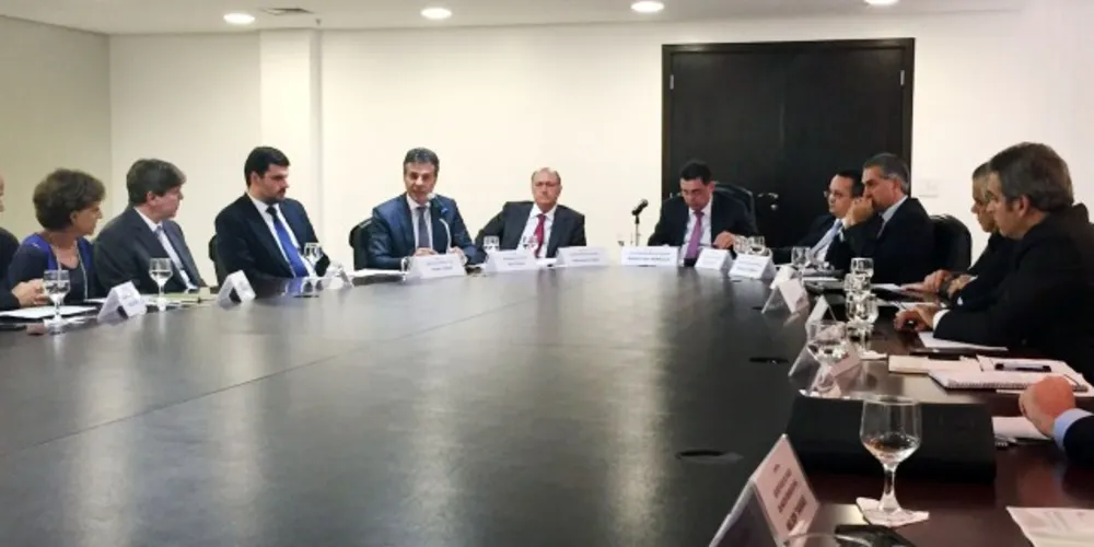 Imagem ilustrativa da imagem Richa discute com governadores soluções para a crise do etanol