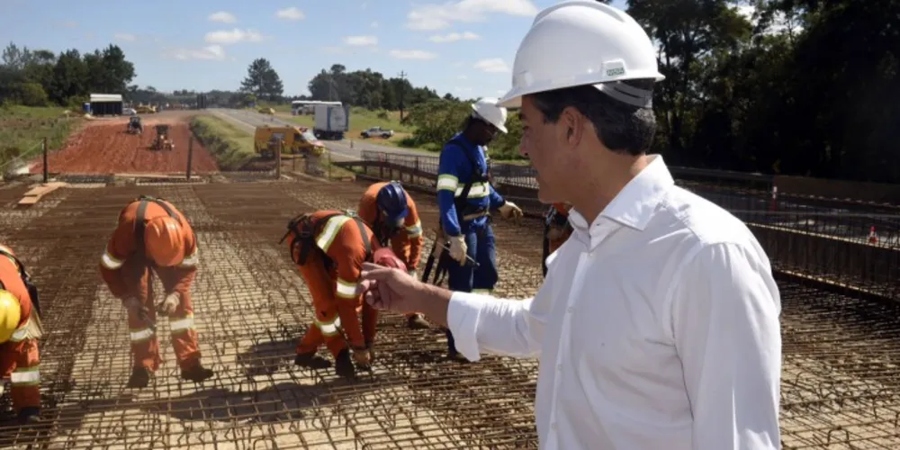 Imagem ilustrativa da imagem Richa vistoria obras de duplicação em rodovia de PG