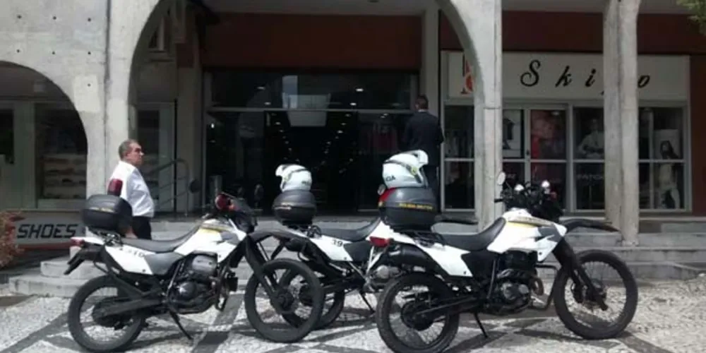 Imagem ilustrativa da imagem Ladrões invadem shopping em Curitiba e fogem com joias