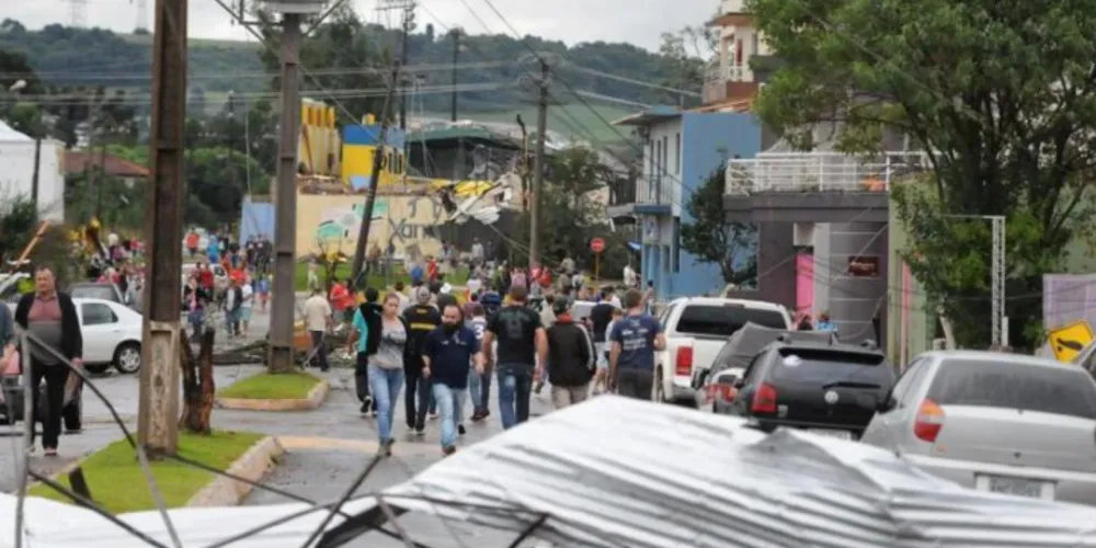 Imagem ilustrativa da imagem Tornado com ventos de 84 km/h causa estragos em SC