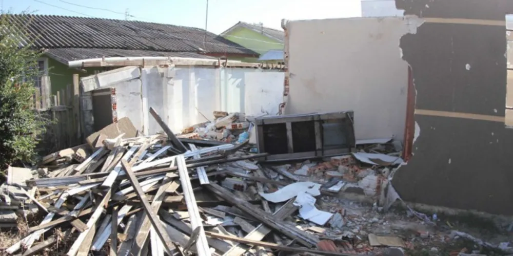 Imagem ilustrativa da imagem Um ano após acidente, casa continua destruída