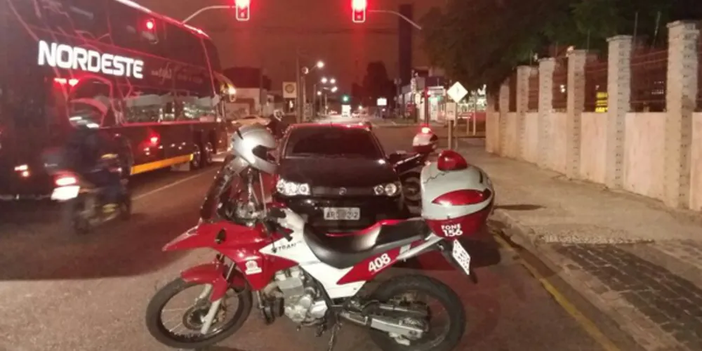 Imagem ilustrativa da imagem Motorista entra na contramão e bate contra moto