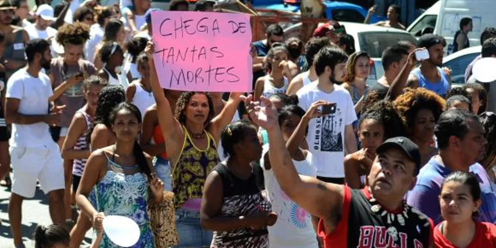 Imagem ilustrativa da imagem Moradores do Alemão pedem paz em protesto no RJ