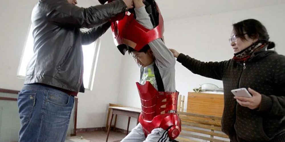 Imagem ilustrativa da imagem Chinês constrói réplica da armadura do Homem de Ferro mas acaba entalado 