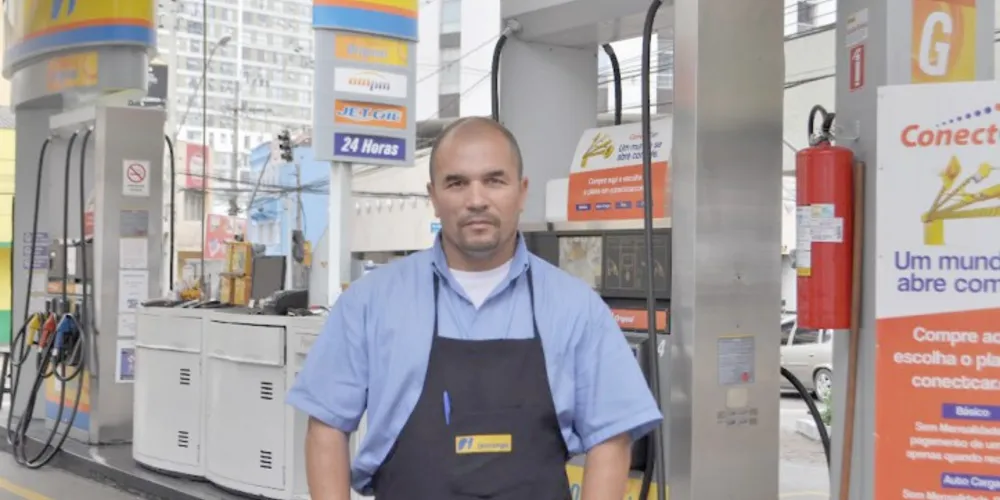 Imagem ilustrativa da imagem Frentista compra caixão e roupa que vai usar quando morrer: “Pra não dar trabalho”