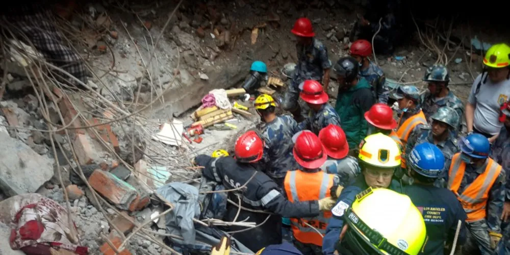 Imagem ilustrativa da imagem Mulher é resgata com vida cinco dias após terremoto