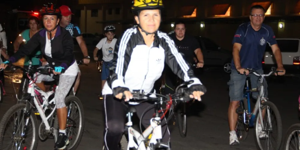 Imagem ilustrativa da imagem Passeio Ciclístico Noturno leva 60 ciclistas às ruas