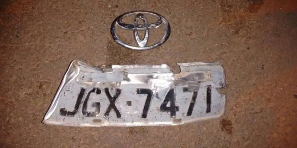 Imagem ilustrativa da imagem Motorista causa capotamento, foge do local mas 'esquece' a placa do carro