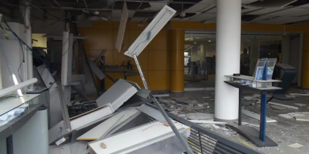 Imagem ilustrativa da imagem Bandidos explodem caixas eletrônicos em Teixeira Soares