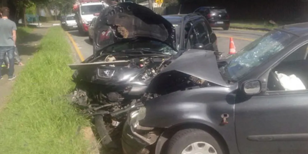 Imagem ilustrativa da imagem Carro invade pista contrária e colisão frontal deixa dois feridos