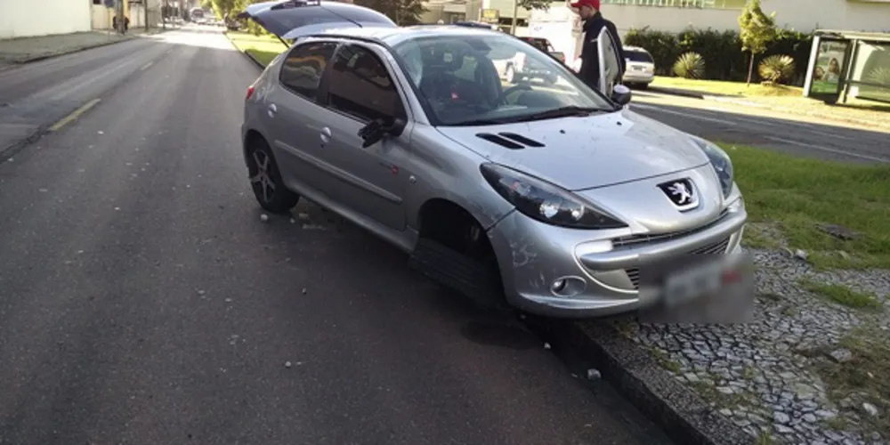 Imagem ilustrativa da imagem Carro capota após colidir com van em Curitiba
