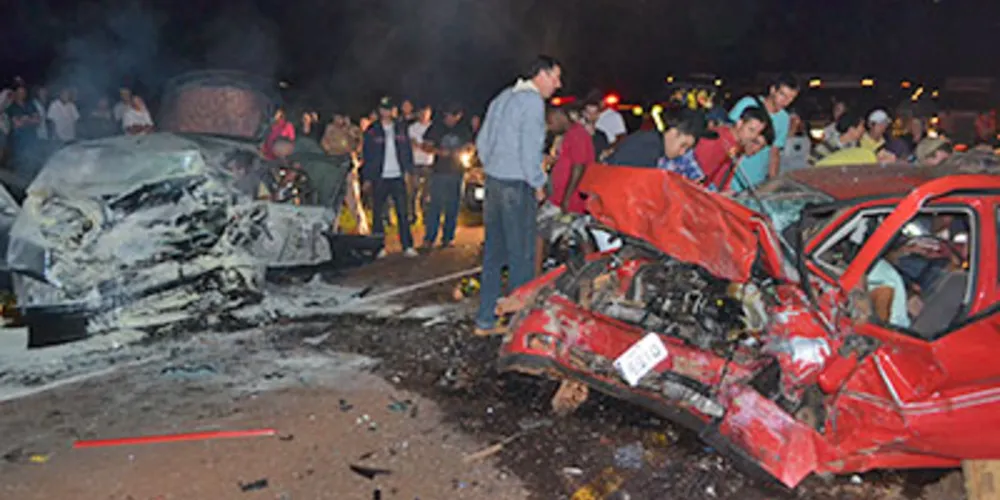 Imagem ilustrativa da imagem Colisão entre carros deixa cinco mortos no Paraná