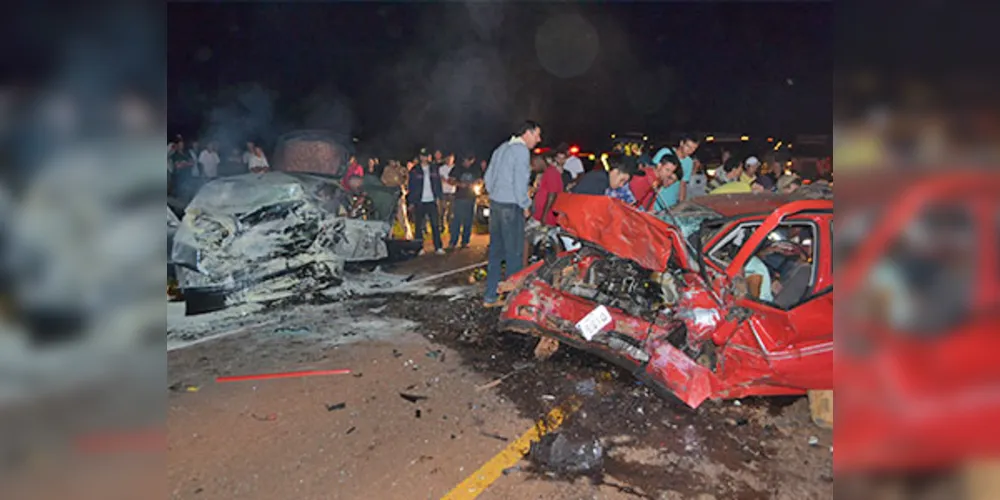 Imagem ilustrativa da imagem Colisão entre carros deixa cinco mortos no Paraná