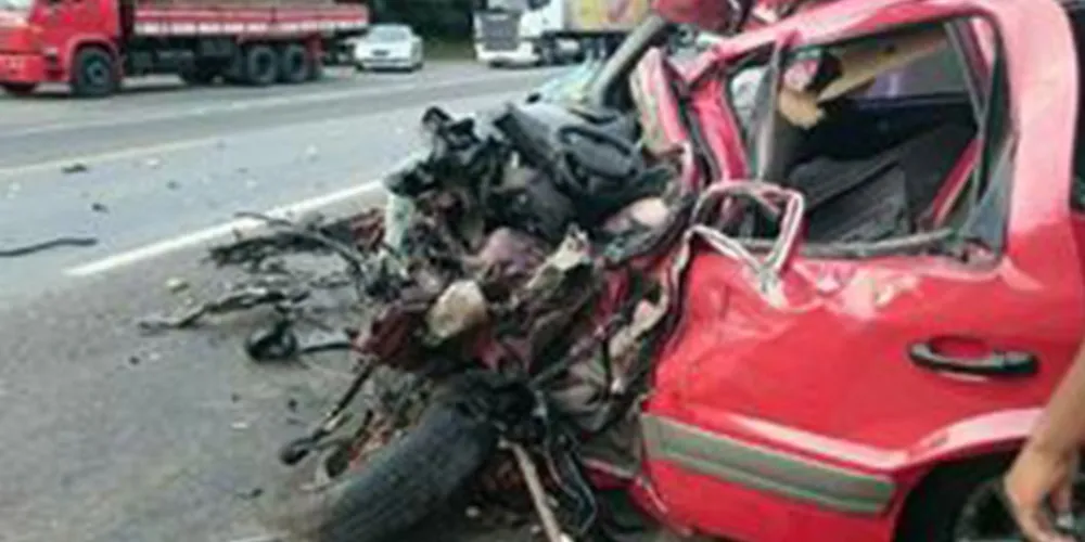 Imagem ilustrativa da imagem Carro bate de frente com caminhão e motorista morre