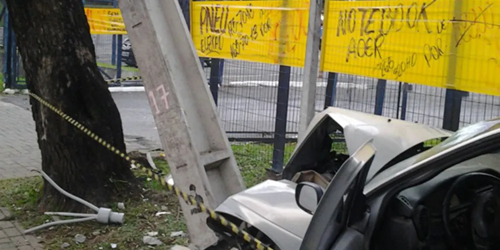 Imagem ilustrativa da imagem Motorista perde o controle e bate contra poste em Curitiba