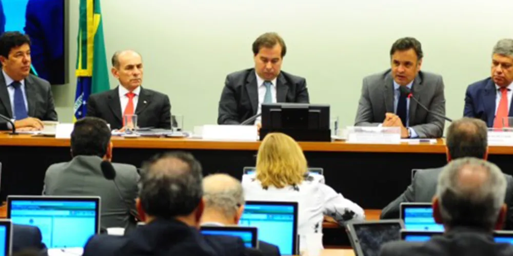 Imagem ilustrativa da imagem Aécio Neves propõe mandato de cinco anos e fim da reeleição