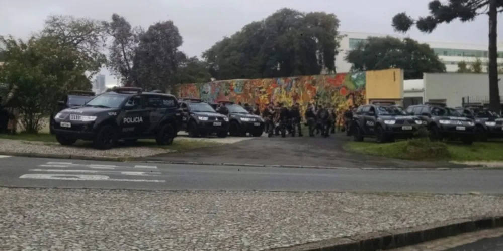 Imagem ilustrativa da imagem Polícia cerca Assembleia para manter professores afastados