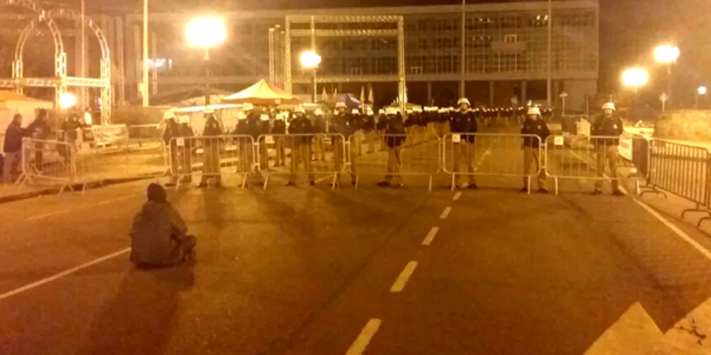 Imagem ilustrativa da imagem Manifestantes entram em confronto no Centro Cívico