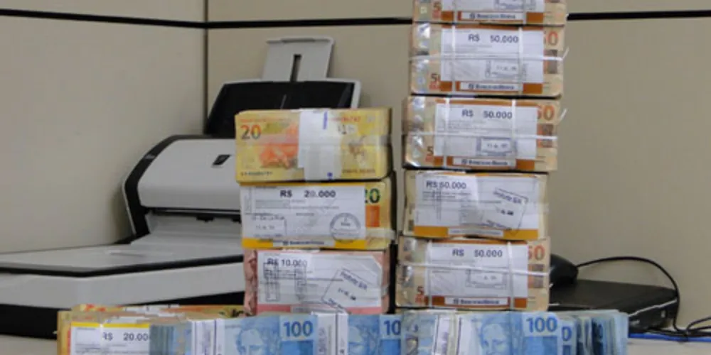 Imagem ilustrativa da imagem Bancaria é presa por simular sequestro e desviar R$ 800 mil