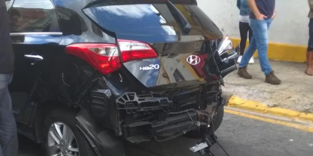 Imagem ilustrativa da imagem Mulher bate contra oito carros e pergunta de quem foi a culpa
