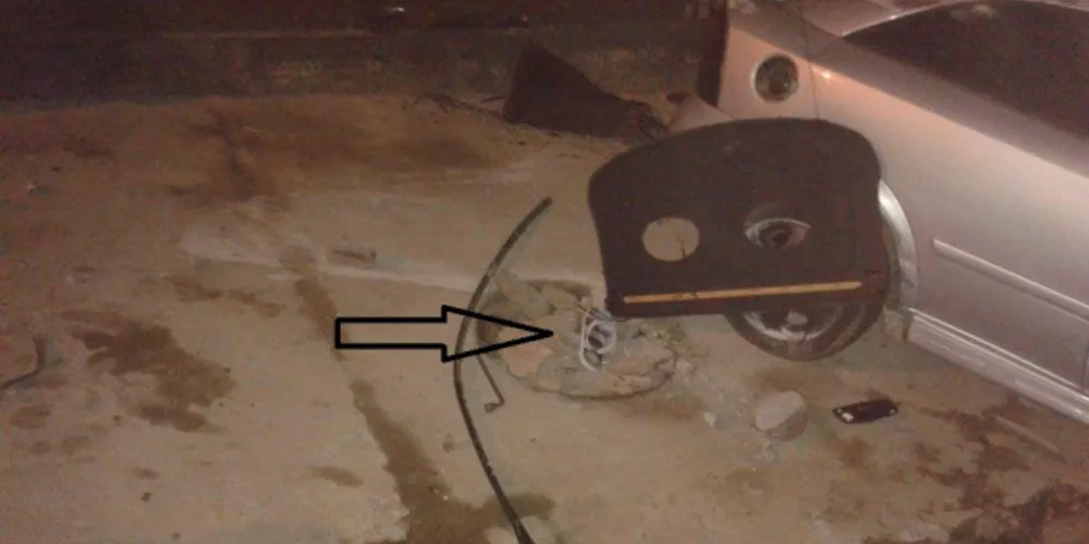 Imagem ilustrativa da imagem Motorista foge após destruir portão, mas volta por chinelo