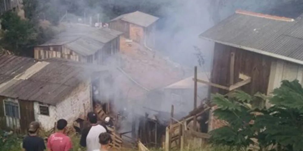 Imagem ilustrativa da imagem Marido bate na mulher e incendeia casa para morrer