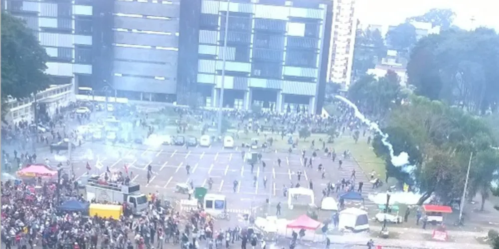 Imagem ilustrativa da imagem Centro Cívico vira cenário de guerra durante votação